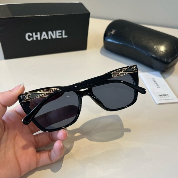 Elegant Chanel Textured Frame Sunglasses - Picture 5 of 6